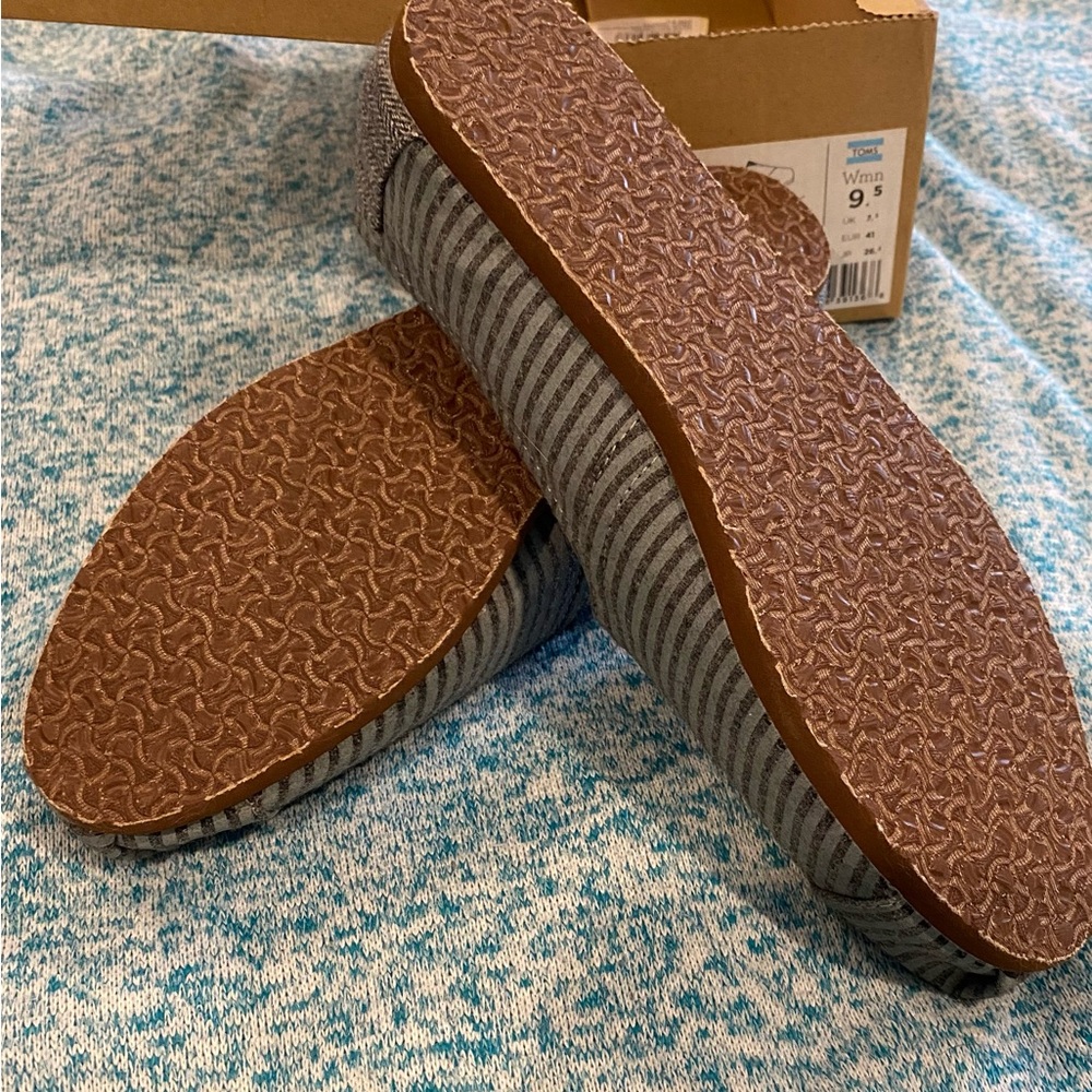 Toms Gray Flats with Ribbed Texture - Picture 3 of 4